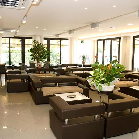 Hotel Ambra Чезенатико Экстерьер фото