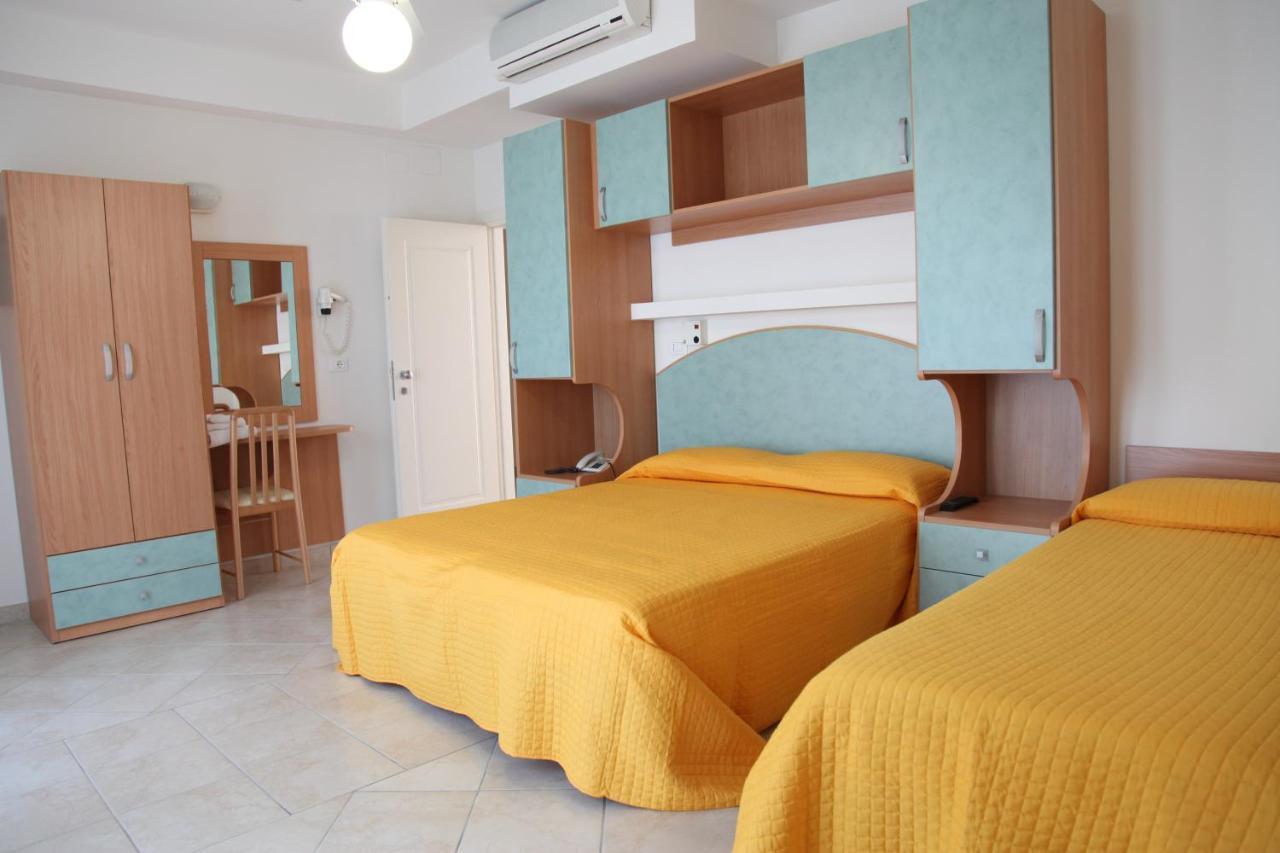 Hotel Ambra Чезенатико Экстерьер фото
