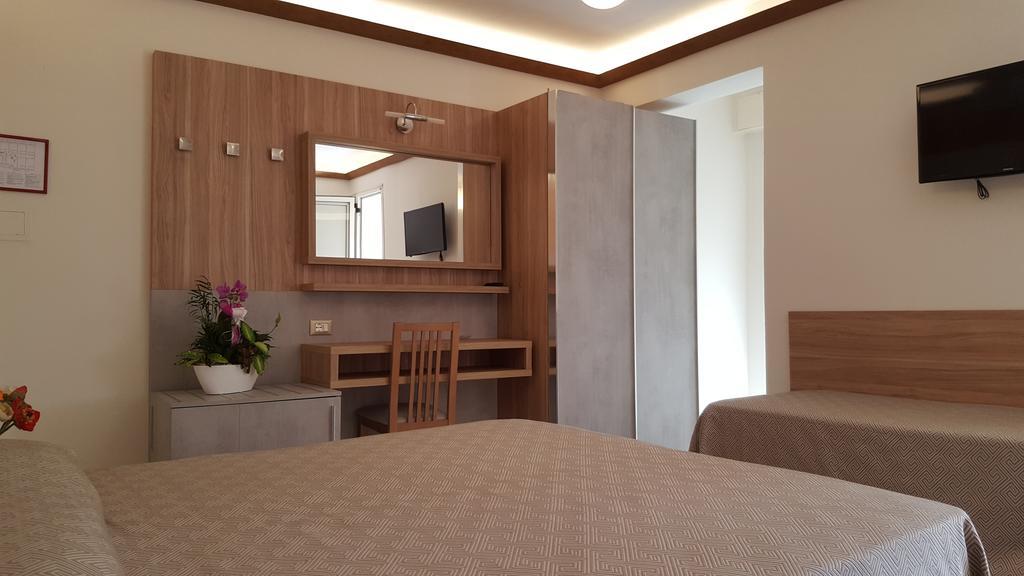 Hotel Ambra Чезенатико Экстерьер фото