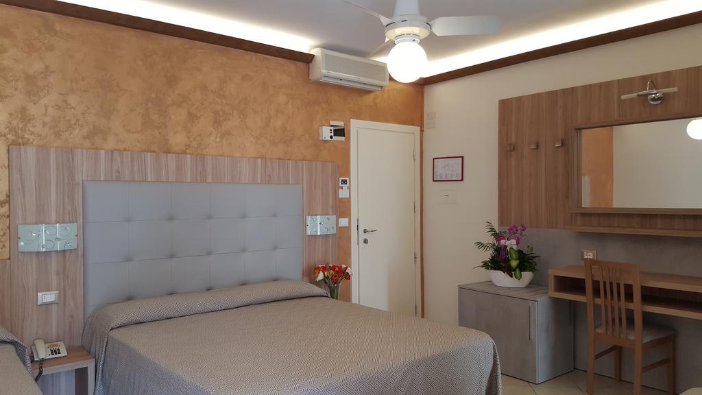 Hotel Ambra Чезенатико Экстерьер фото