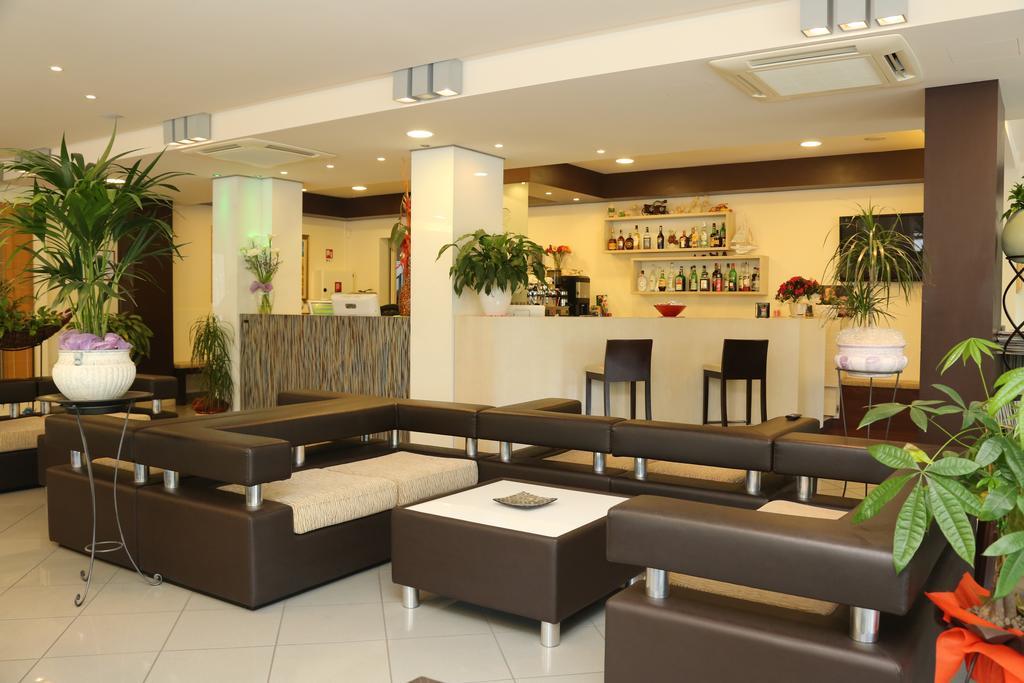 Hotel Ambra Чезенатико Экстерьер фото