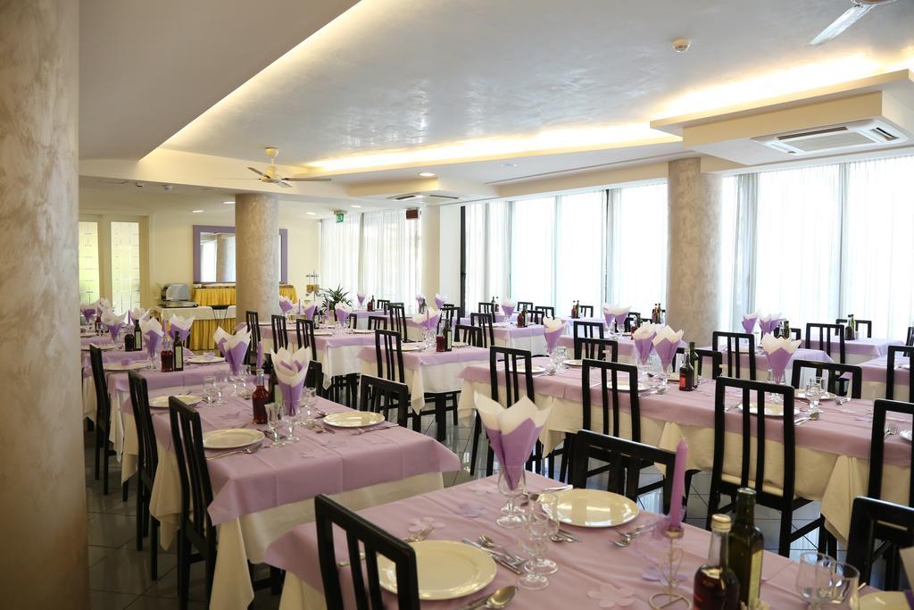 Hotel Ambra Чезенатико Экстерьер фото