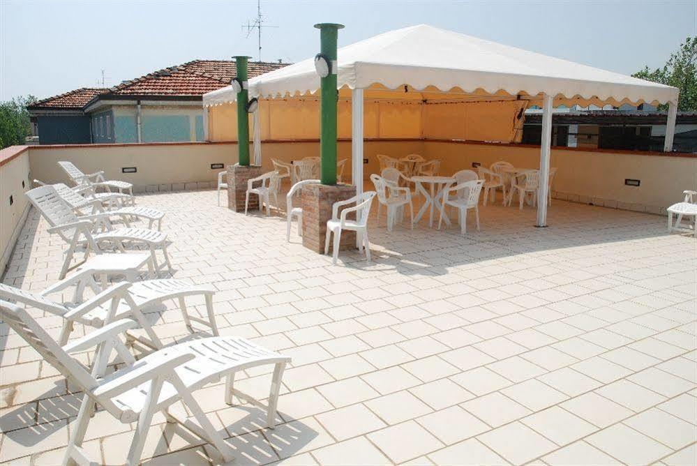 Hotel Ambra Чезенатико Экстерьер фото