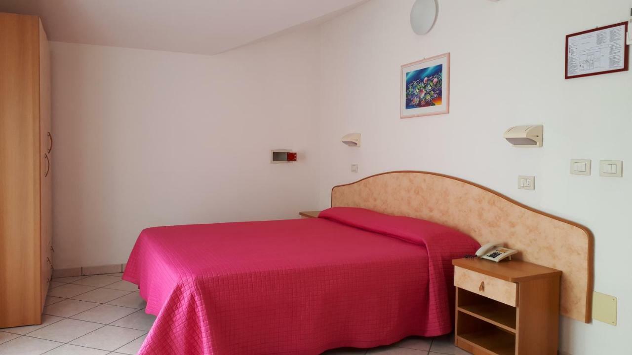 Hotel Ambra Чезенатико Экстерьер фото